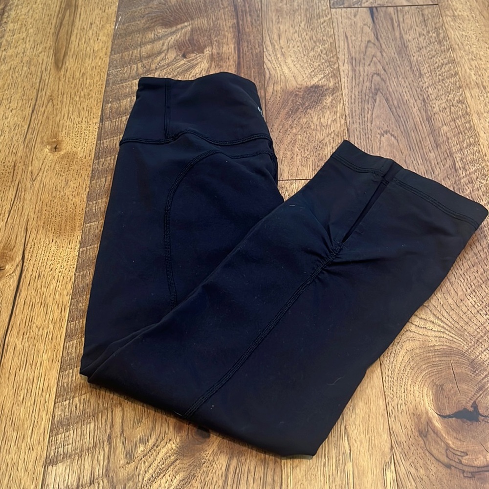 Lululemon Woman’s Black Cropped Leggings Size 2